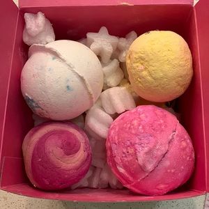 Lush set of 5 bath-bombs! Comes in pretty gift box ready for R&R / a gift!